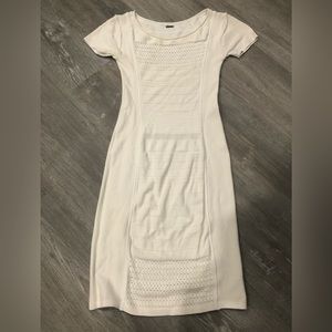 Elie Tahari white light knit short sleeve dress
- size s